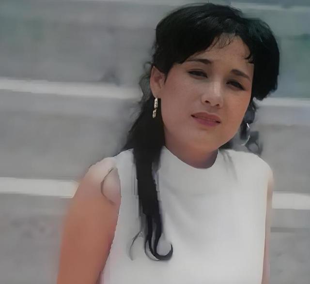 她长得太美被导演据为己有，同居27年无名无分，年仅63岁不治身亡