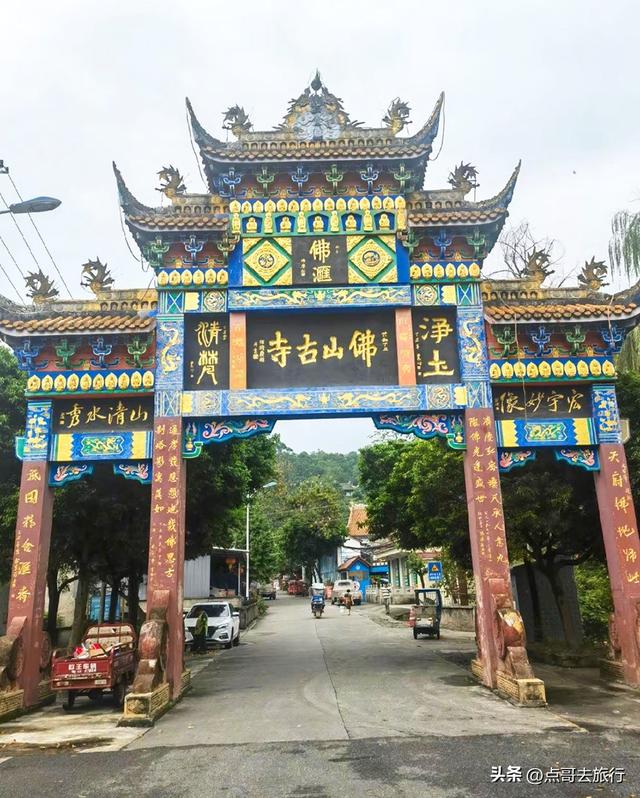 成都彭州被冷落的寺庙，殿宇壮观恢宏，位置堪称上乘，不要门票！