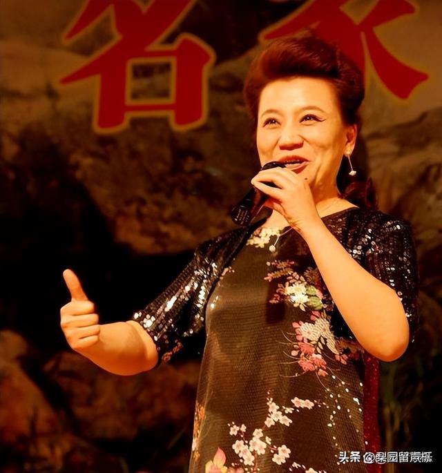 不要人夸颜色好，只留清气满乾坤，记梅花奖获得者小香玉