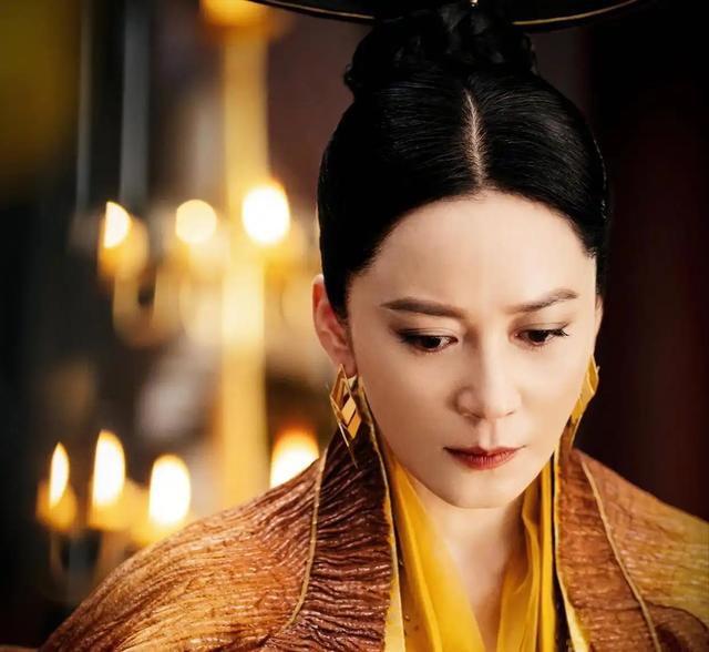 至今未婚未育，身边却有男人陪了近20年！54岁的她才是人间通透