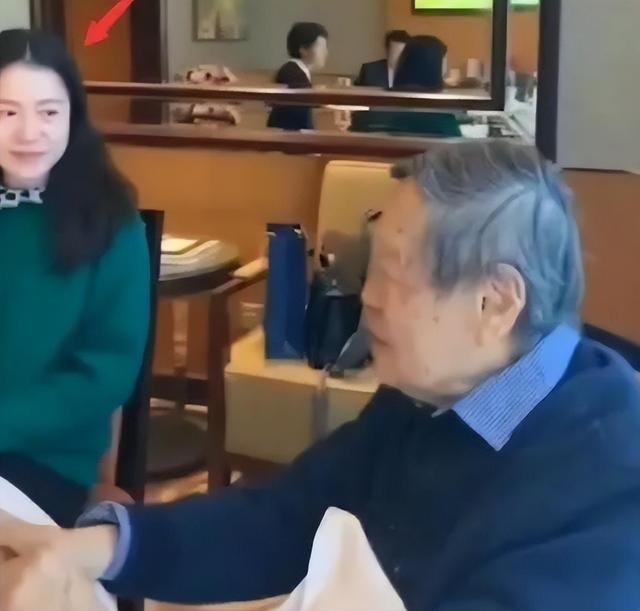 103岁杨振宁因病逝世！最后露面曝光，3年前曾因摔倒导致脊椎骨裂