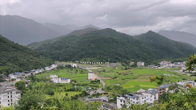 摩旅夫妻的在路上：从晴空万里到暴雨倾盆，我们在山水间读懂彼此
