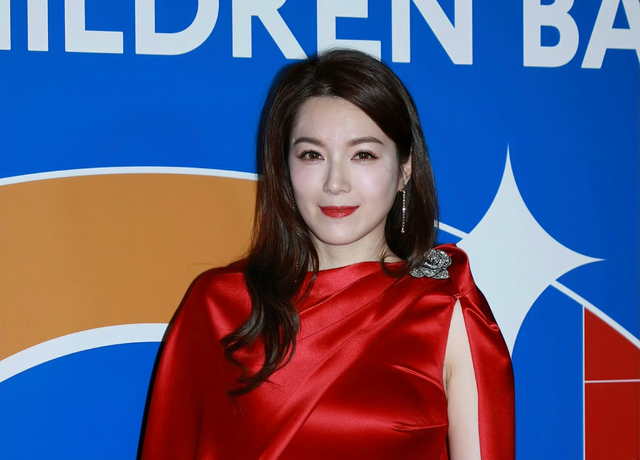 香港知名女星正式离婚，颜值高身边不缺追求者，享受单身生活