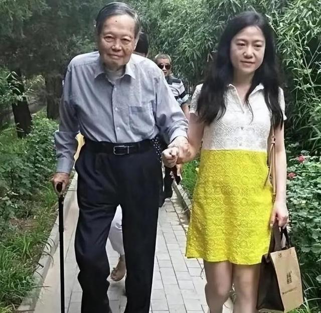 2021年，99岁杨振宁与72岁岳母罕见出镜，北京家中留影，翁帆胖了