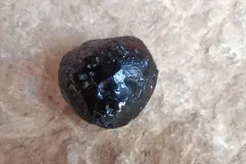 云南一男子捡到一块石头，拍出200万，“黑玻璃陨石”是真是假？图片