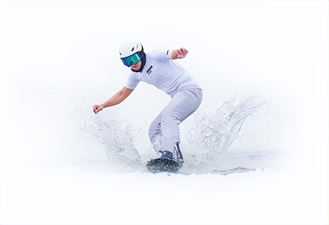 “冷”资源“热”启动 冬游青岛新图景！新雪季来临，藏马山、金山滑雪场等纷纷升级硬件推出优惠活动待客