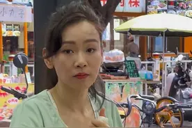 六料港姐冠军杨思琦，现身广州街边大排档，近照状态惊人不像46岁图片