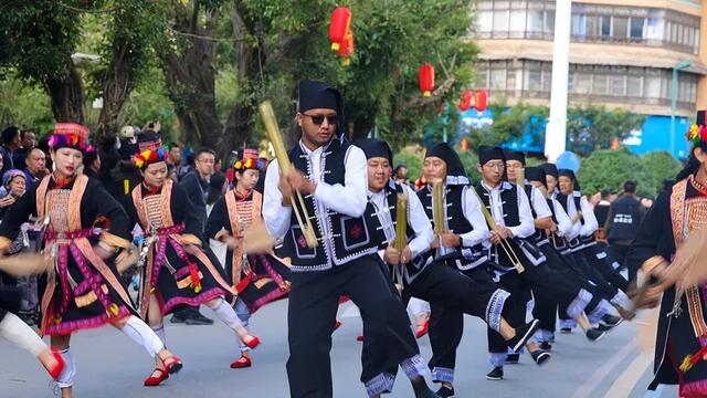 绿春长街古宴 | 精彩回顾：民族文化大巡游 街头掀起“最炫民族风”