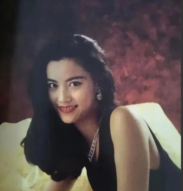 陪伴谢霆锋29年，39岁赴美生女，如今53岁和女儿同框成人生赢家