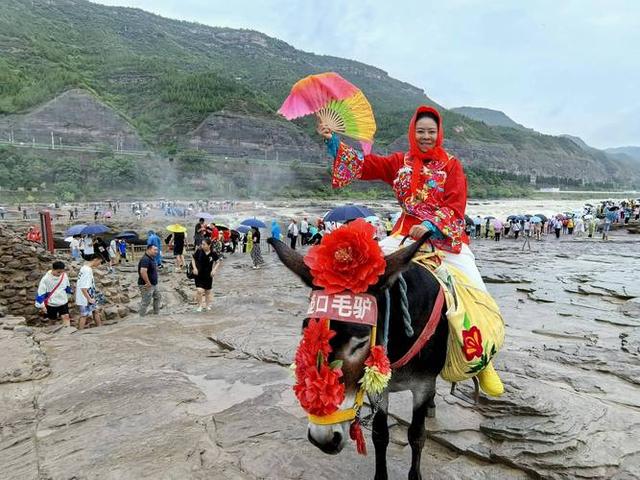 天上奔雷惊世、河中飞瀑吞云