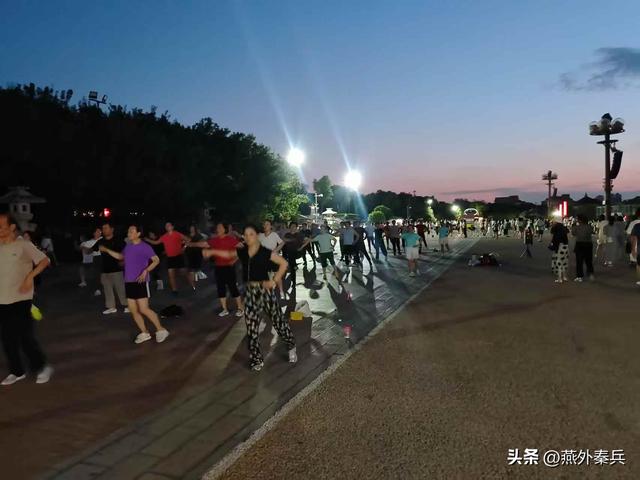 华清宫外的夜色，是文旅的尴尬，居民的闲娱，游客的懵逼
