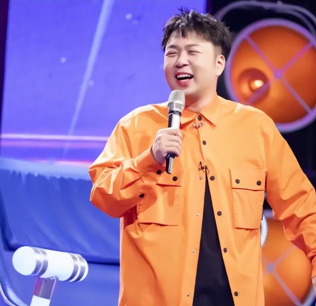 37岁杜海涛现身韩国，脸垮秃顶老到认不出，和沈梦辰秀恩爱超抢镜