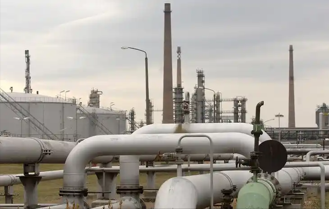 98架无人机袭俄10州！莫斯科近郊停电，乌军还炸瘫俄军燃料命脉