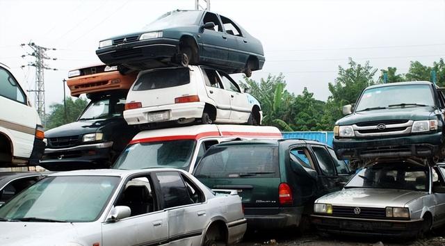 川藏线上被遗弃的豪车这么多，为何没人敢捡？当地人：你捡个试试