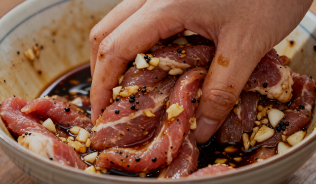 在家 15 分钟搞定烤肉拌饭！肉嫩酱香，比外卖还好吃