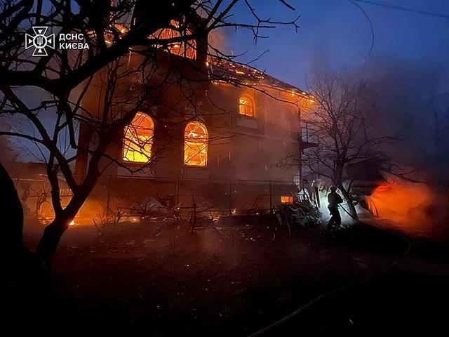 俄军再打基辅，50万人断电，普京穿着军装，对小泽发出最终警告