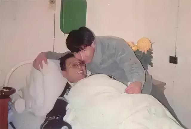 他只活了42岁	，一生妻离子散，兄弟反目，却被数亿人奉为精神导师