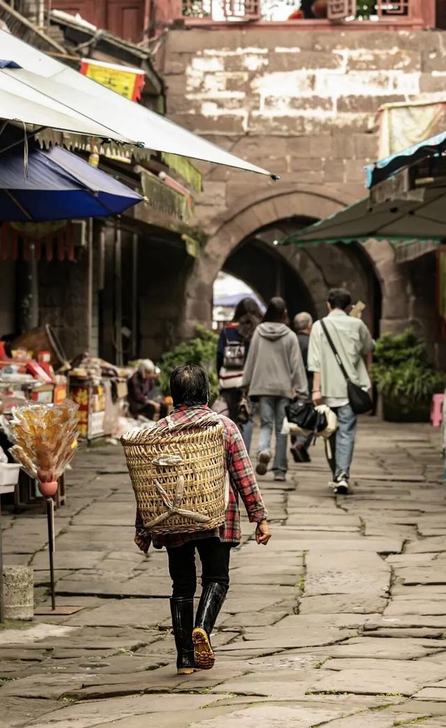 全网围观“杀猪宴”！高铁1.5h直达爆火古城，不止有刨猪汤！美食古早，均价10元吃到撑！