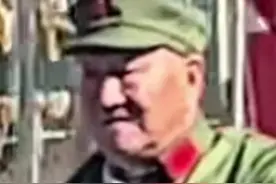 一大爷国庆开拖拉机上路为祖国庆生，却无交警敢上前拦截！图片