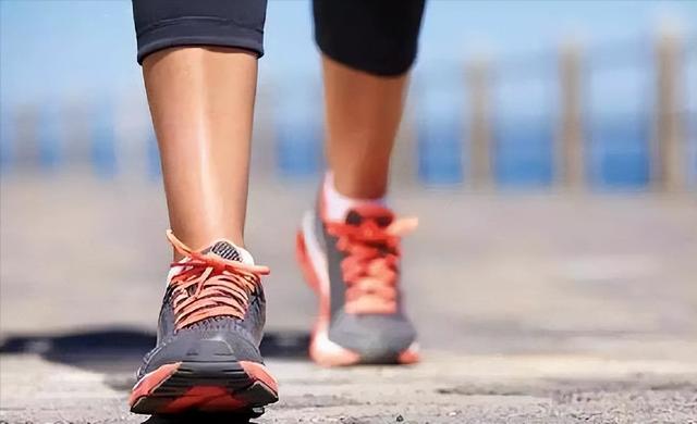 寿命是长是短，看走路就知道？走路时有4个表现，与长寿或无缘