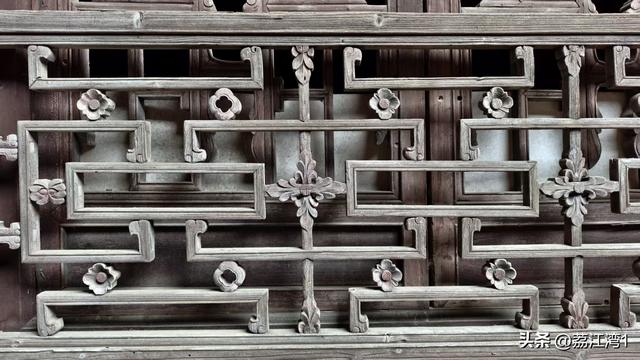 游长岗岭古村，观飘黄银杏