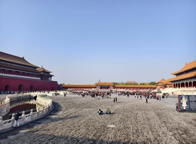 北京旅游第六天，故宫游览不算累，景山俯瞰故宫雾蒙蒙的