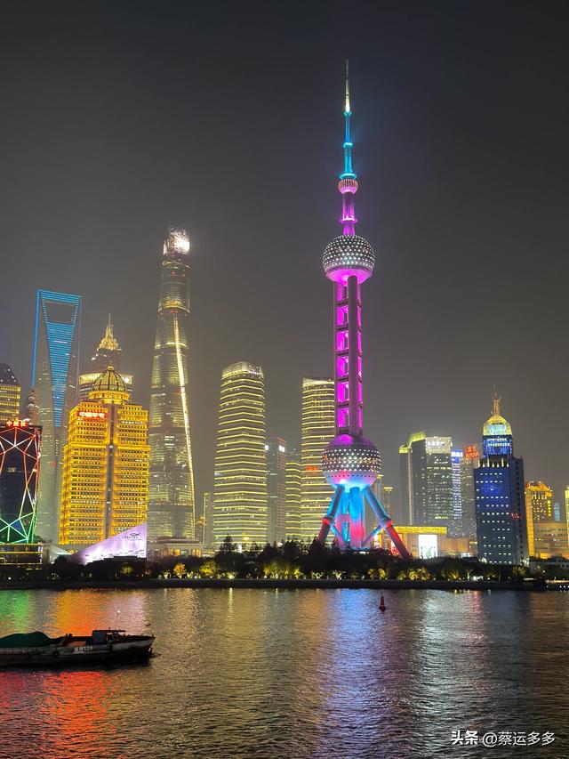 在北外滩，与圣诞和黄浦江撞个满怀