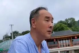 七位过气演员回归普通人生活，摆摊卖菜，喂猪放牛，住农村别墅图片