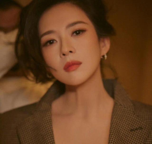 章子怡第五座金莲花奖黑蕾丝露半球46岁风情万种韵味足汪峰糊涂啊