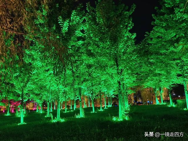 入夜，通化2021年打造的佟佳江旅游度假区灯光亮起，如梦似幻