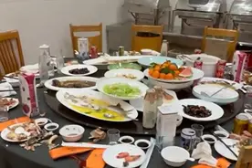 年夜饭吃这么早，还这么“浪费”？网友刷屏点赞！图片
