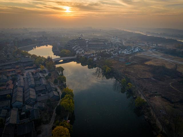 水乡冬日，晨光晕染下的大运河