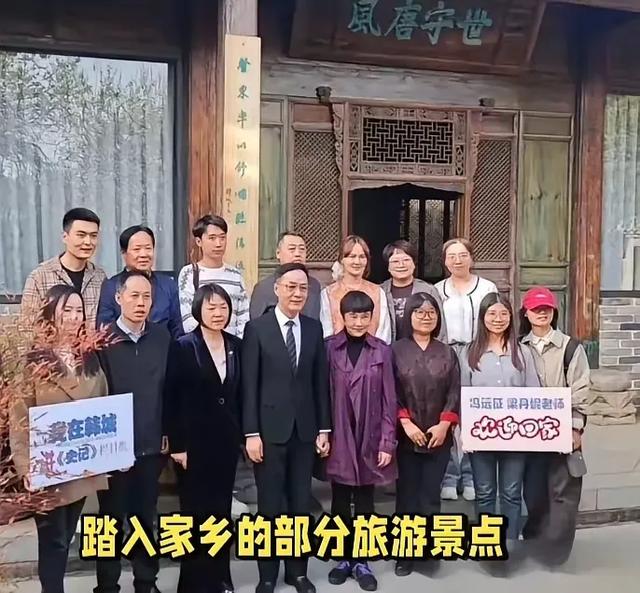 63岁冯远征带71岁妻子梁丹妮回陕西韩城老家，两人牵手逛景点