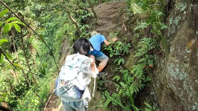 重庆大学城深山发现一排蛮子洞，内部有古人留下的文字和生活痕迹