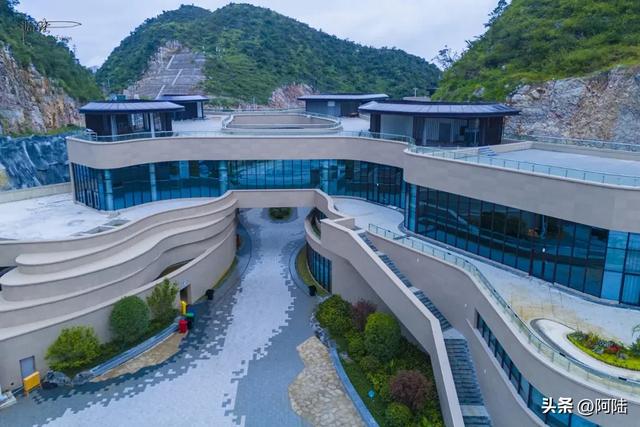 “桥遇三叠纪,云渡花江水”,这个服务区悄然成为贵州最火新地标