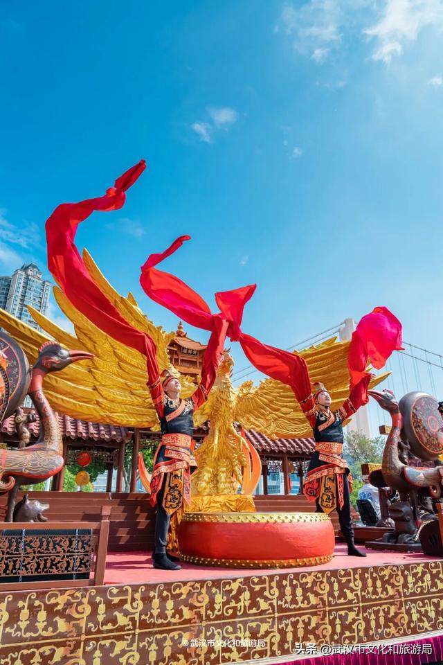 今天，武汉街头，9大花车巡游！