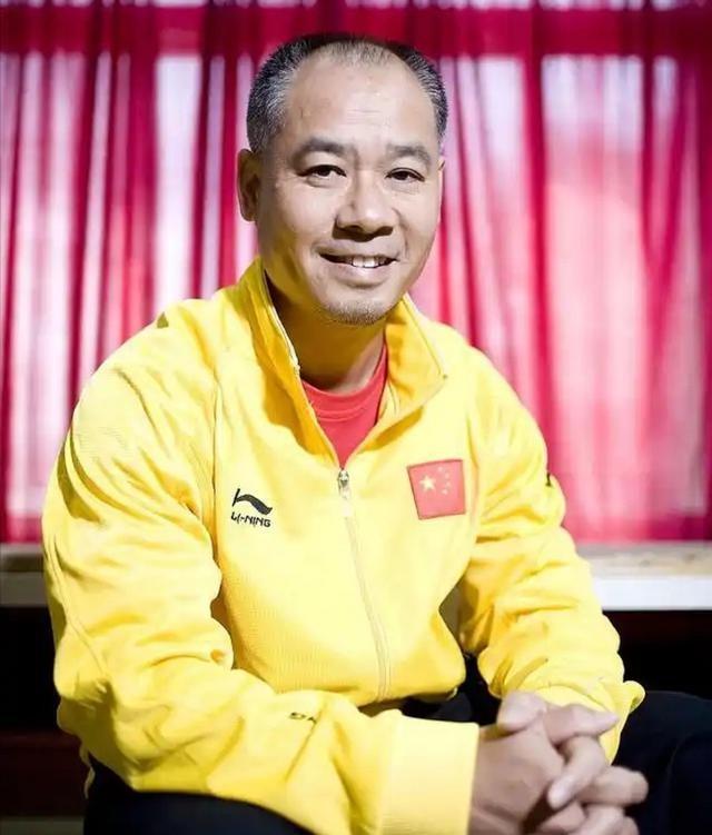 62岁李宁现状：一年狂赚30亿，64岁老婆气质出众，家庭事业双丰收