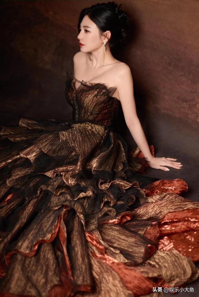 张雨绮亮相国剧盛典红毯，一袭华丽的层叠抹胸裙摆，身材火辣完美