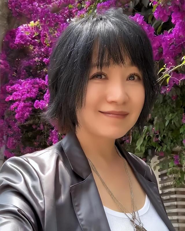 她连上5次春晚，私下却和恩师同居怀孕被骗流产，今57岁依然单身