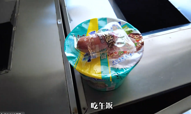 活久见！湖北小伙报团旅行，大妈车上当众大便，全员被臭的捂鼻子