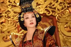 72岁刘晓庆在扮武则天，请来毛戈平为其化妆，霸气侧漏，老态龙钟图片