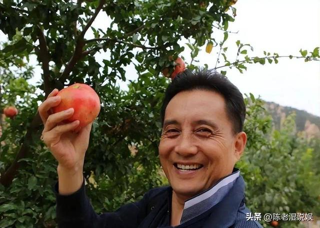 他被谢霆锋打成重伤，发妻6次流产绝情离开，如今街头卖卤肉为生