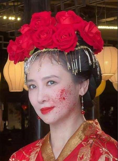 心酸！56岁翁虹走穴商演，在景区跳舞供人观赏，长这么漂亮可惜了