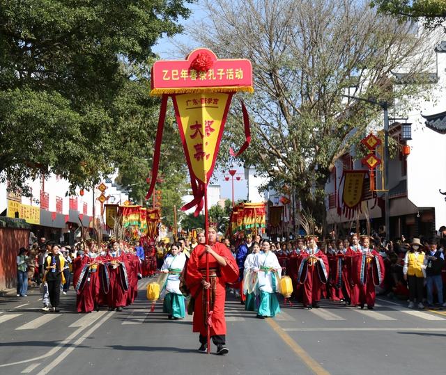 半江碧波，一城风华。这里是龙母故乡、崇德之城——德庆！