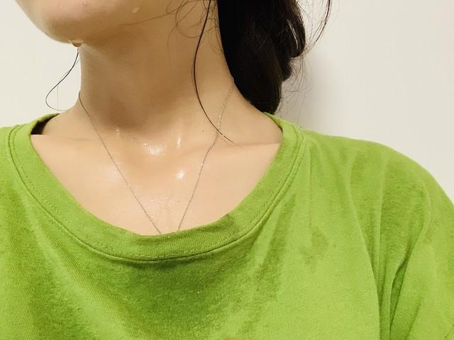 头颈部爱出汗是身体虚？医生：或是这3种疾病来临的信号，别大意