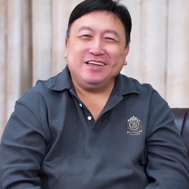 官媒对成龙的称呼变了，三字之差释放强烈信号，王晶的话有人信了