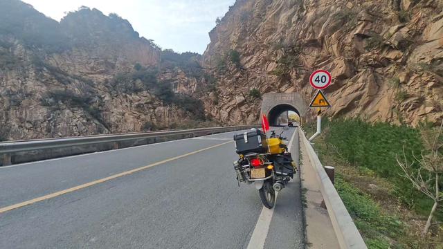 赏秋秦岭，摩旅商洛（11）过商洛，偶然进入蓝小路，露营蓝田县