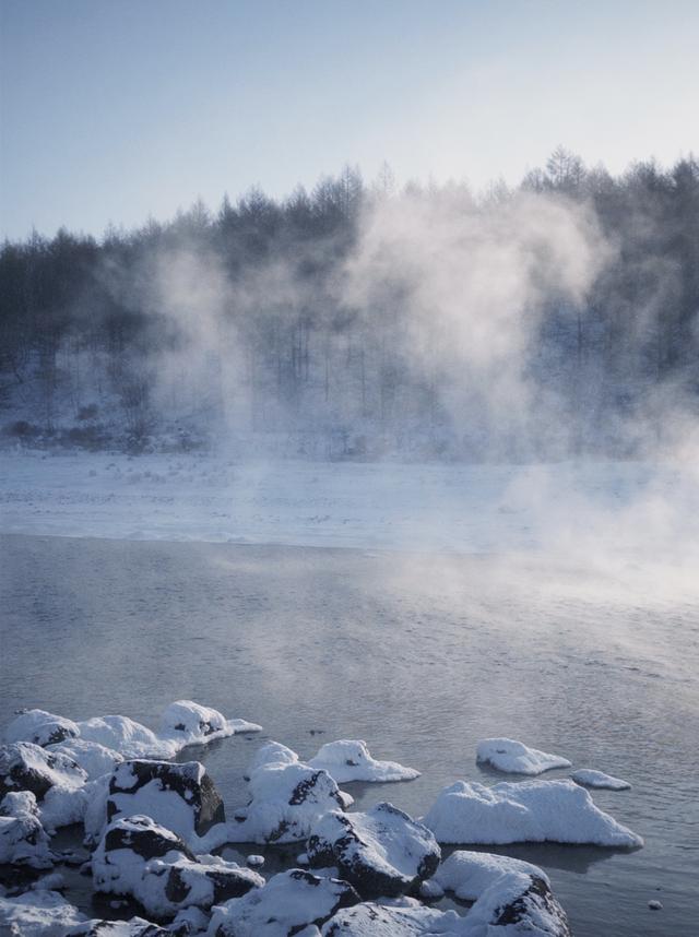 阿尔山的冬天：不冻河热气蒸腾、雾凇挂满林海，每走一步都是浪漫