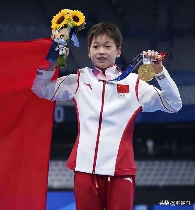 全红婵又回家看爷爷奶奶了！背着LV包去“炸街”，妹妹染了新头发