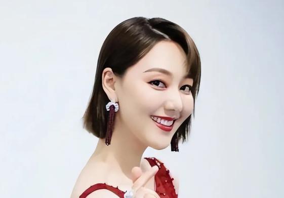 讨好大佬，陪睡上位，遭央视“开除”，她身上的标签哪个才是真的